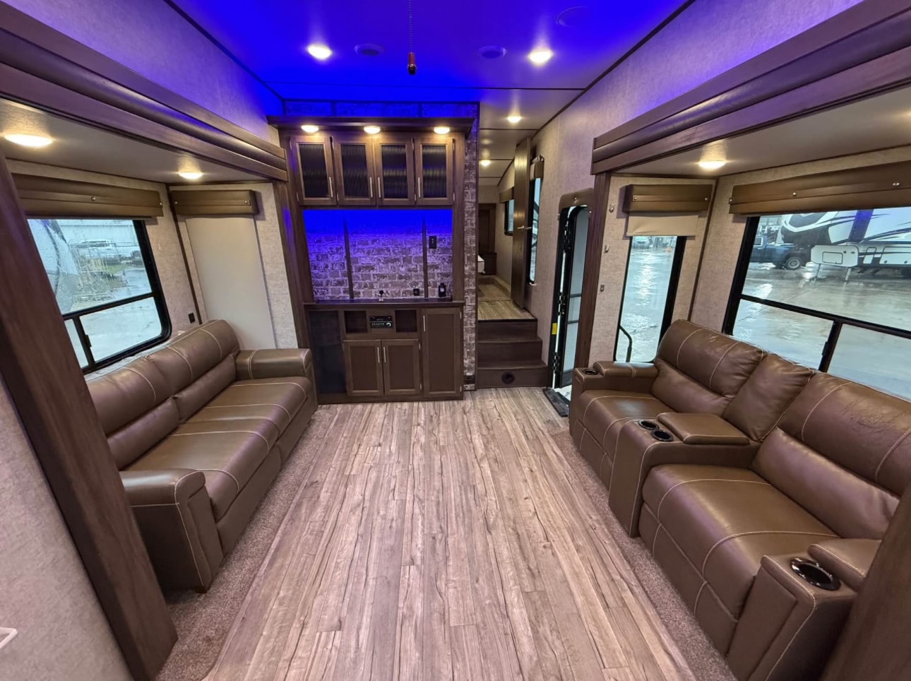 2018 Forest River Artic Wolf Cherokee limited 305ML6 thumbnail 3