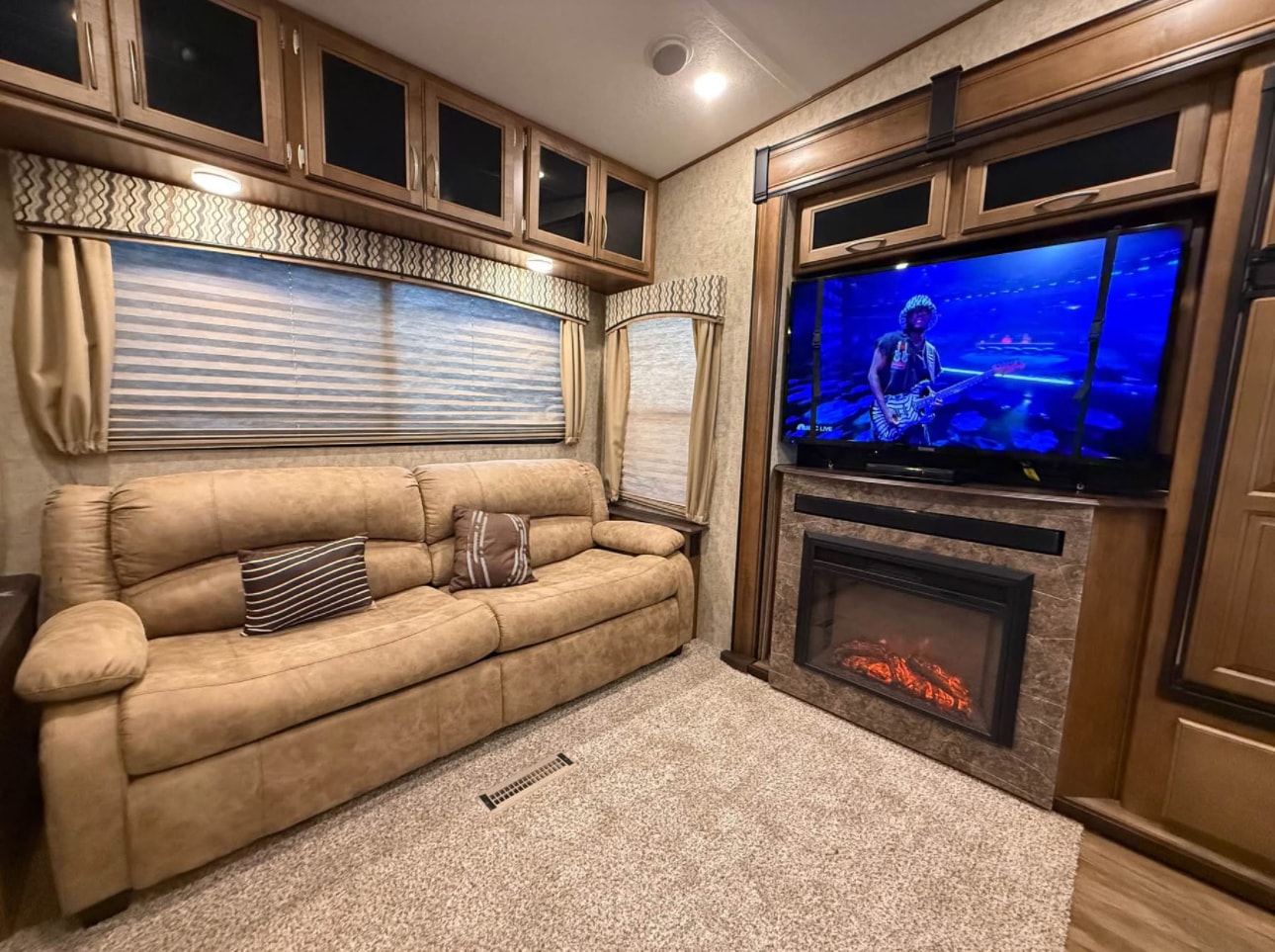 2018 Forest River Wildcat 383MB Fifth Wheel thumbnail 10