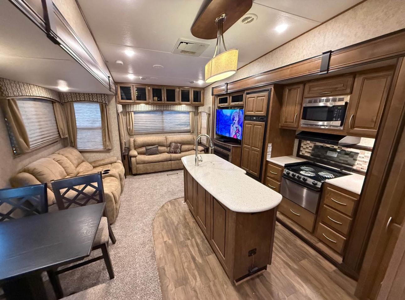 2018 Forest River Wildcat 383MB Fifth Wheel thumbnail 4
