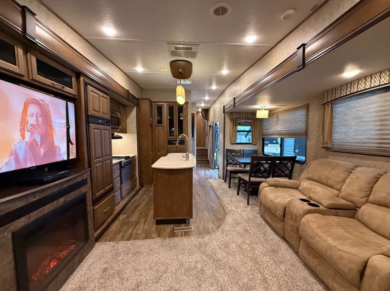 2018 Forest River Wildcat 383MB Fifth Wheel thumbnail 5