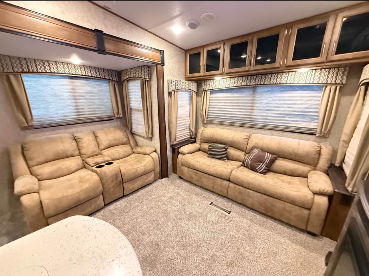 2018 Forest River Wildcat 383MB Fifth Wheel thumbnail 6