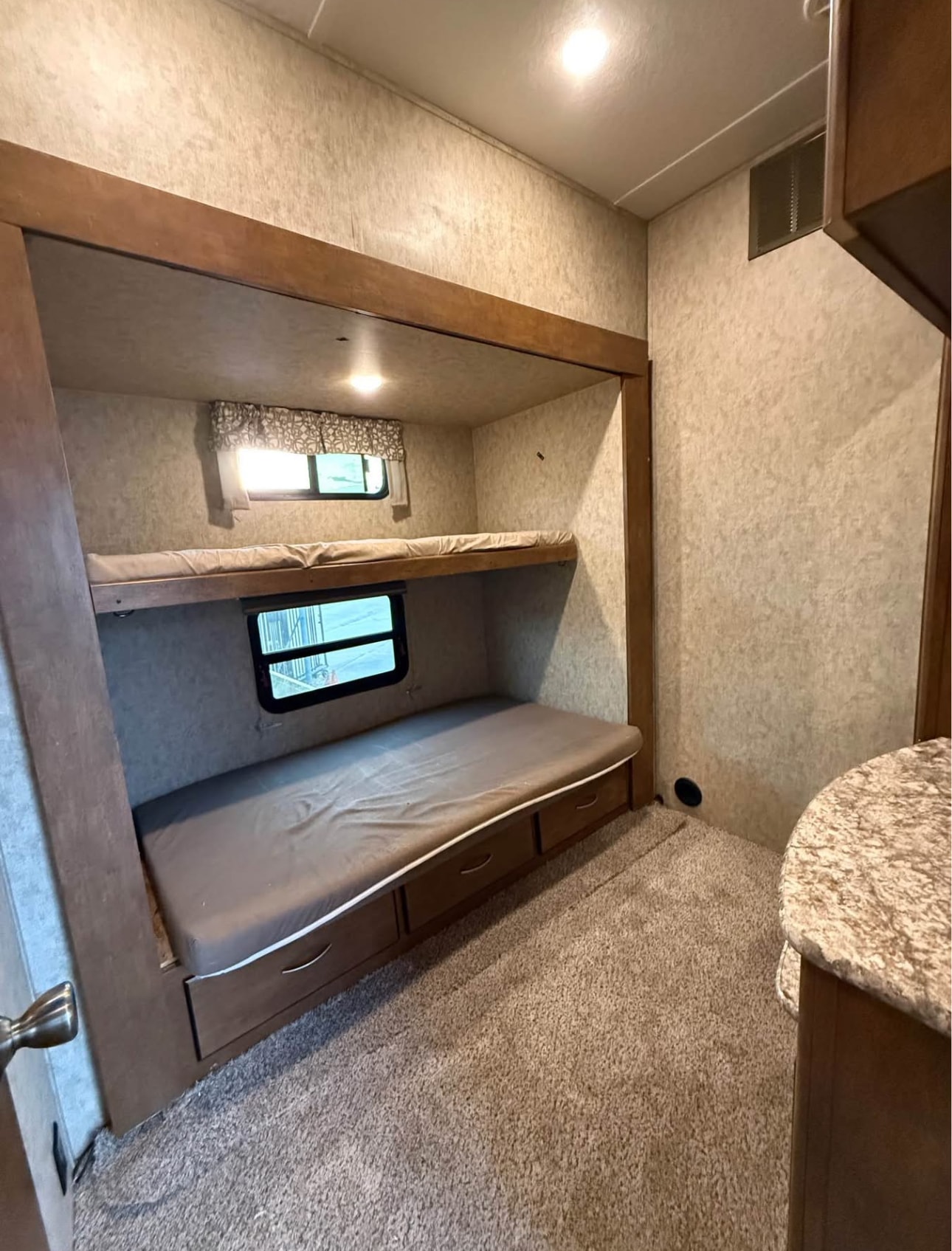 2018 Forest River Wildcat 383MB Fifth Wheel thumbnail 8