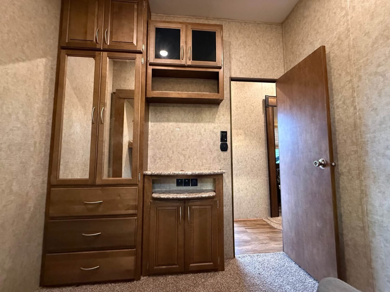 2018 Forest River Wildcat 383MB Fifth Wheel thumbnail 9