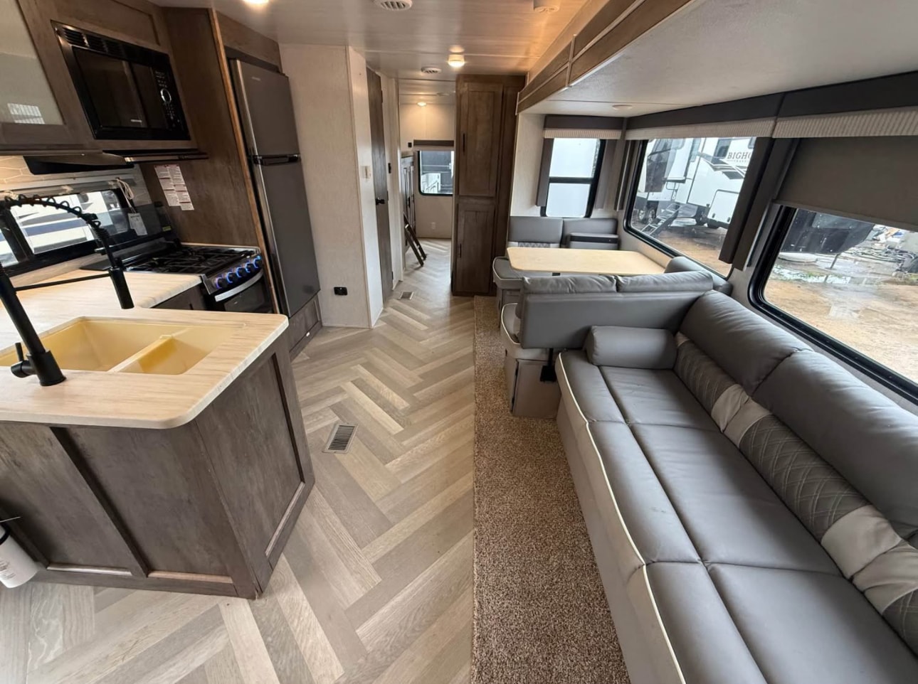 2022 Forest River Wildwood 33TS Travel Trailer thumbnail 3