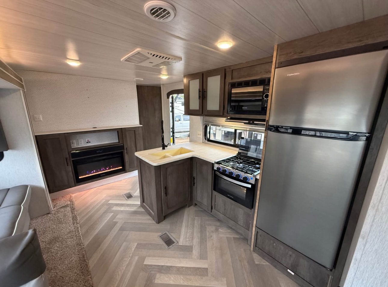 2022 Forest River Wildwood 33TS Travel Trailer thumbnail 5