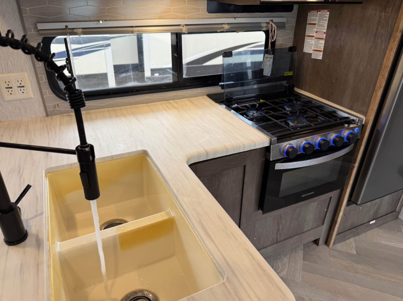 2022 Forest River Wildwood 33TS Travel Trailer thumbnail 6