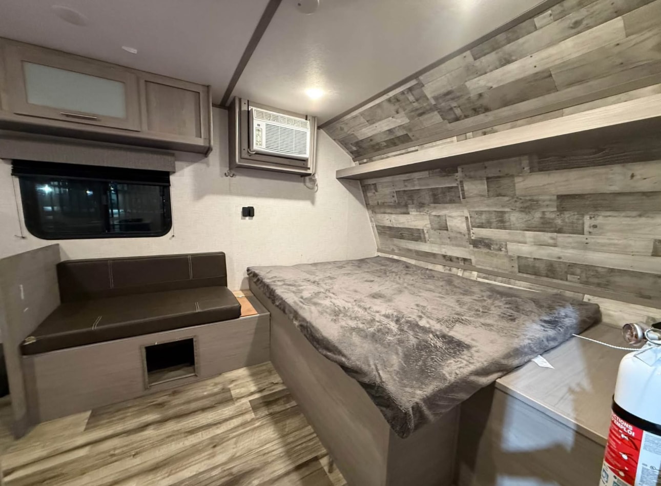 2023 Coleman 17B Travel Trailer thumbnail 2