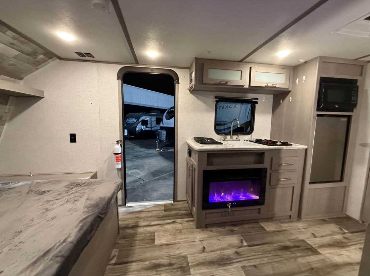 2023 Coleman 17B Travel Trailer thumbnail 3