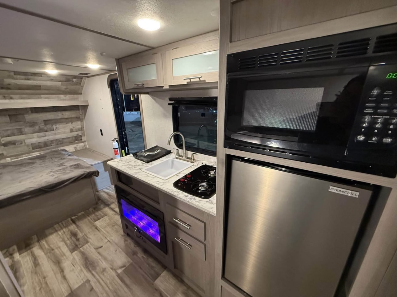 2023 Coleman 17B Travel Trailer thumbnail 4