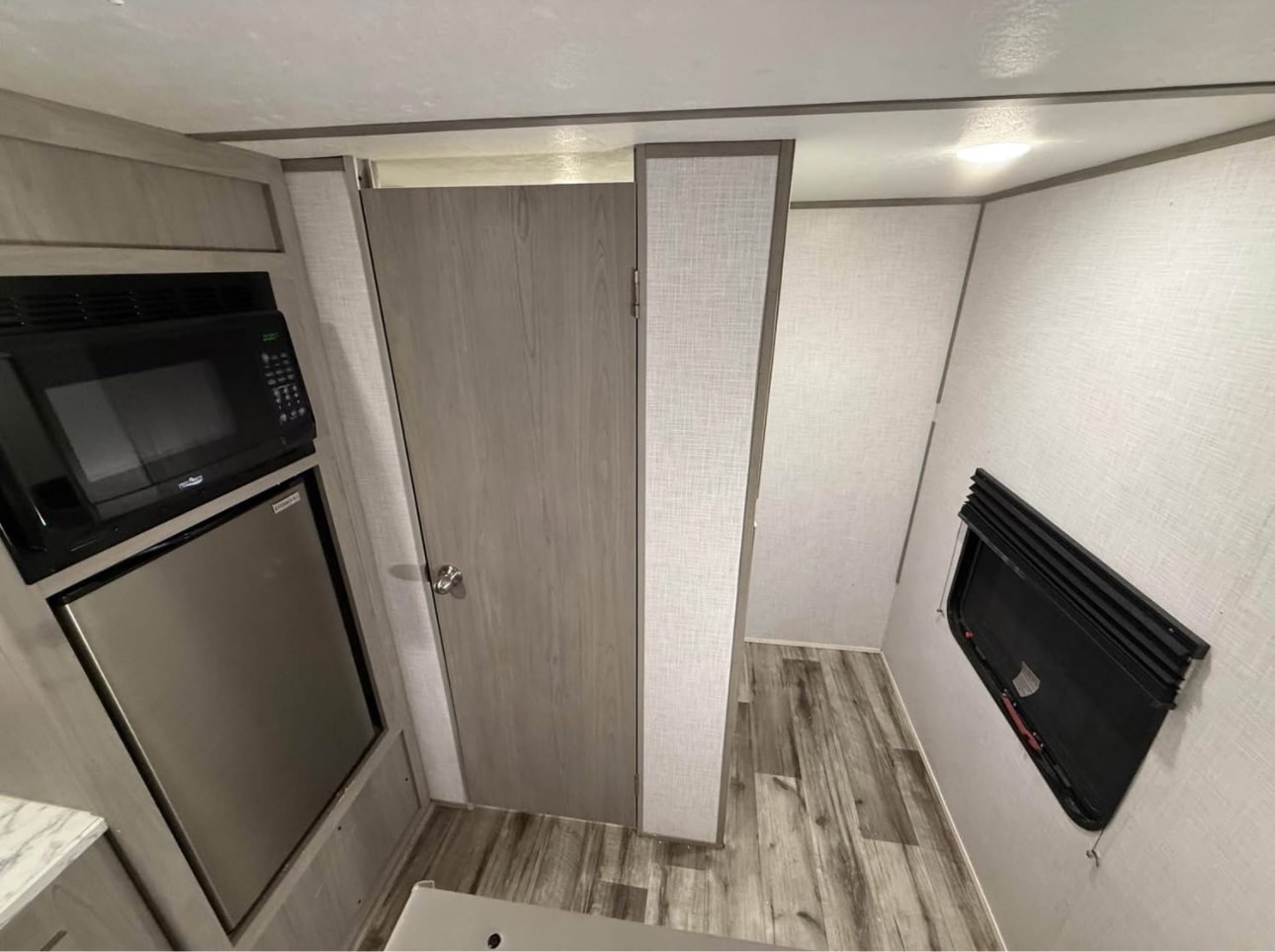 2023 Coleman 17B Travel Trailer thumbnail 7