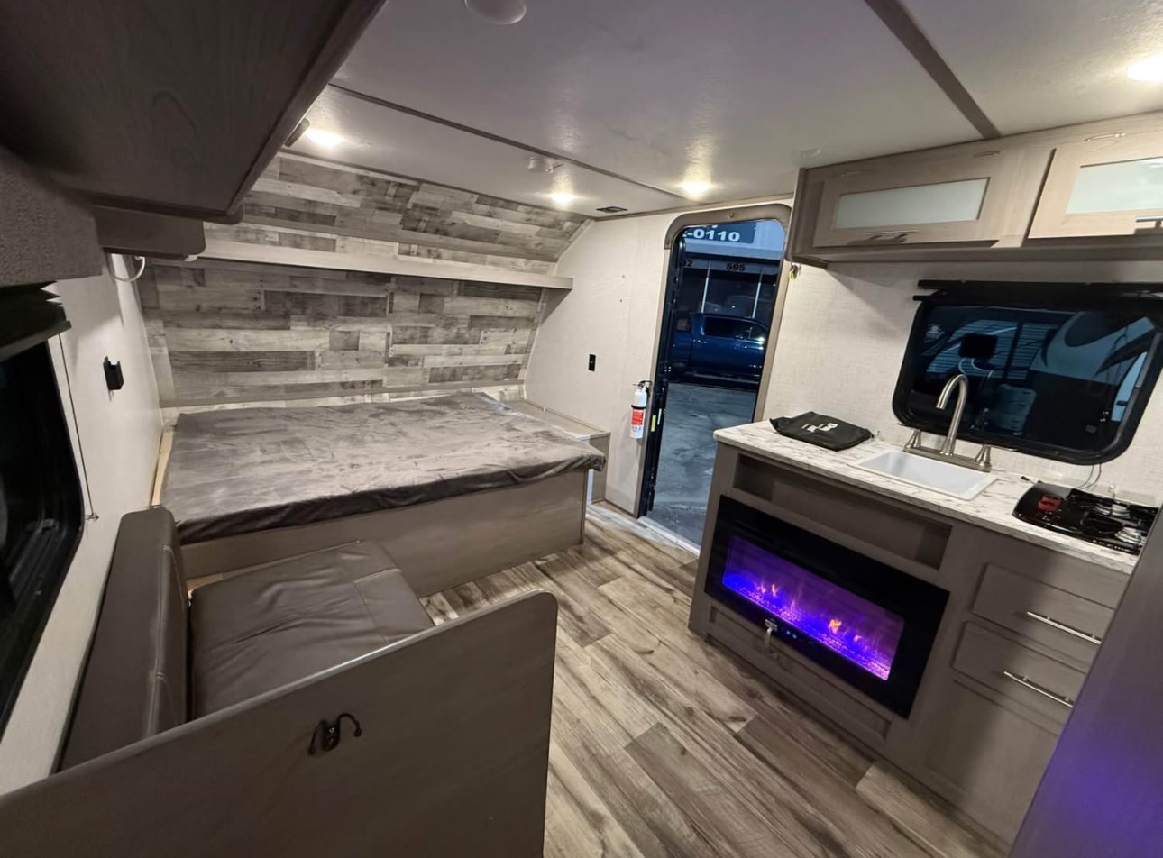 2023 Coleman 17B Travel Trailer thumbnail 8