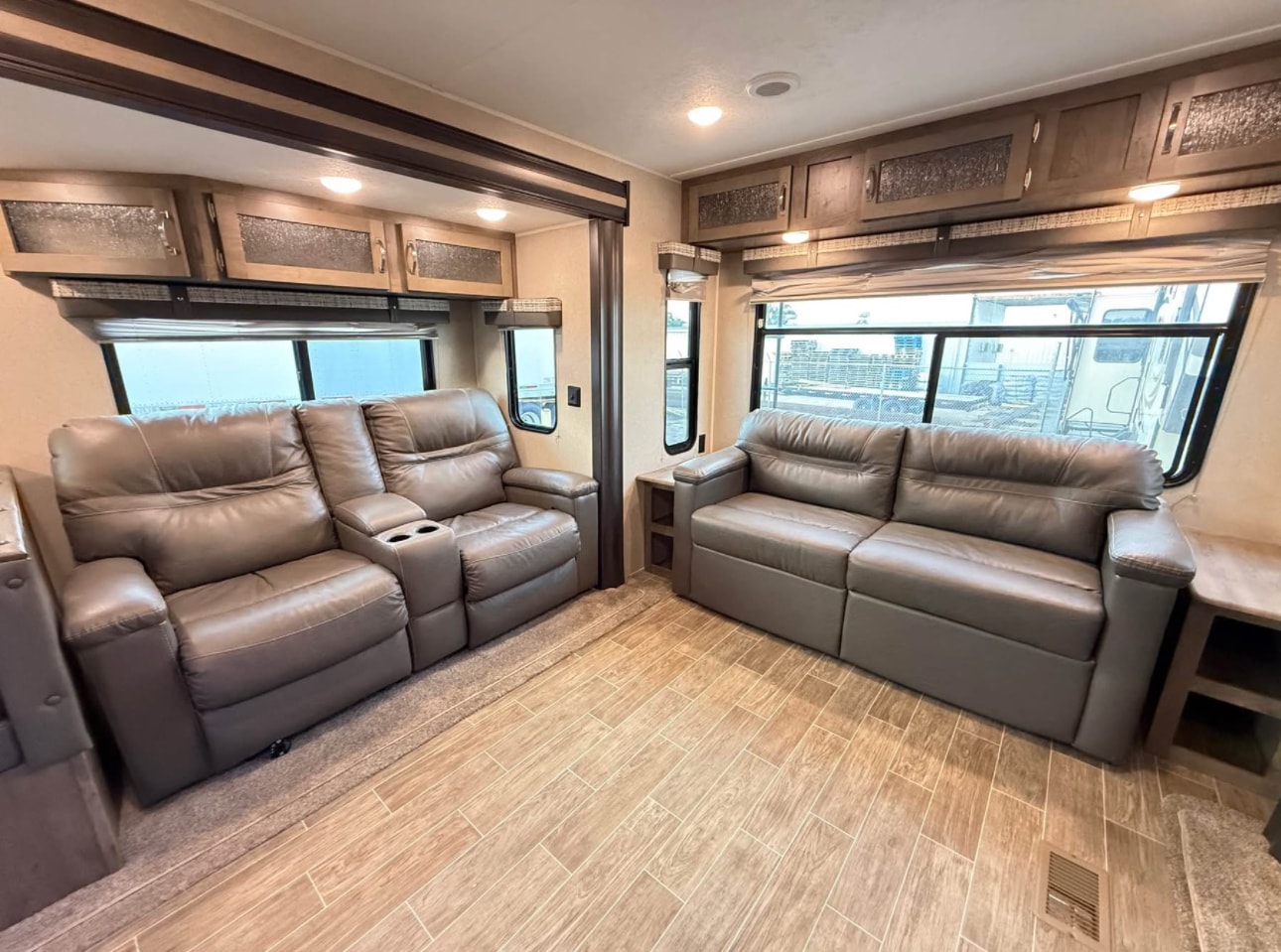 2020 Palomino Puma 31RLQS Travel Trailer thumbnail 4