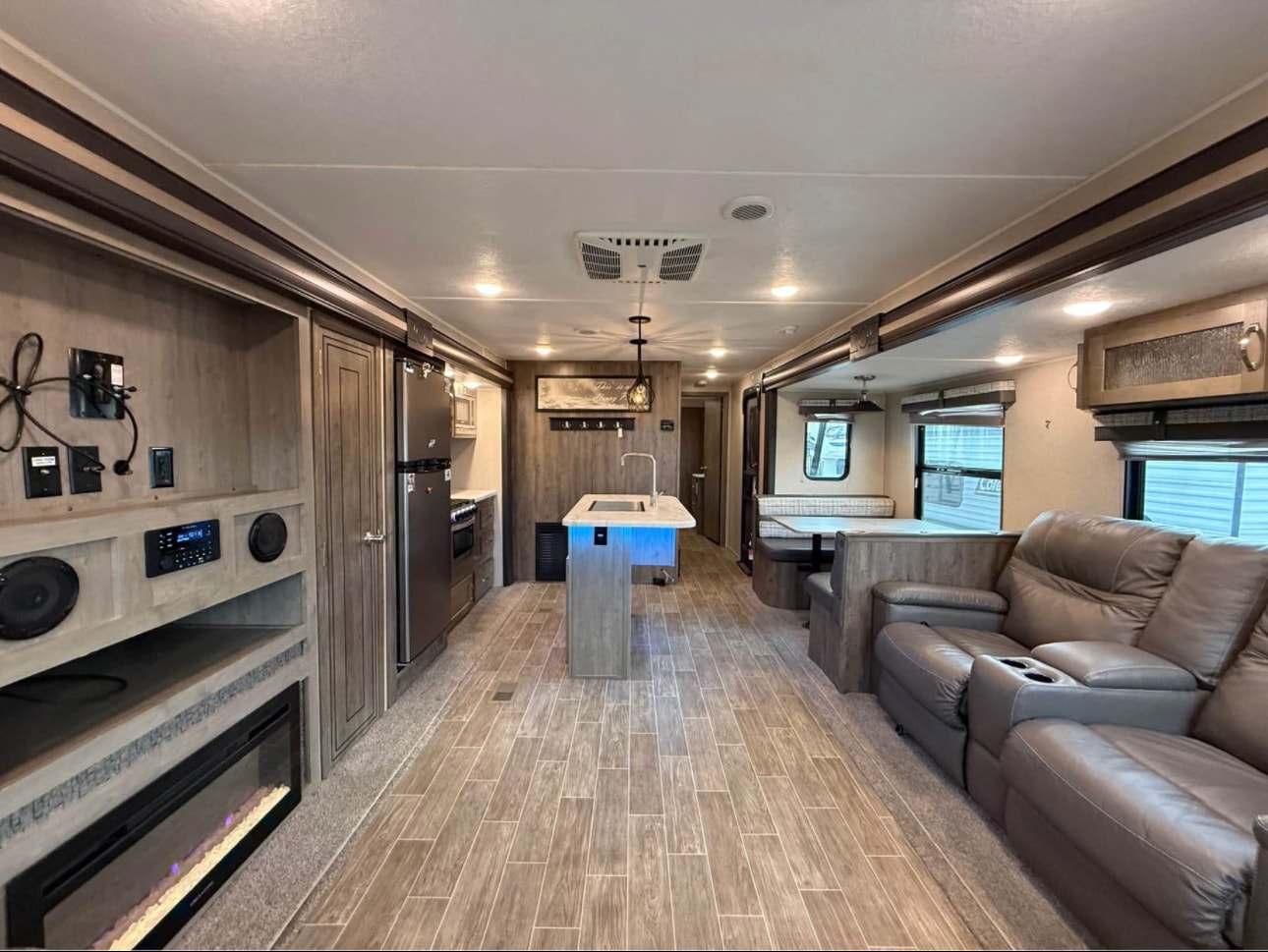 2020 Palomino Puma 31RLQS Travel Trailer thumbnail 5