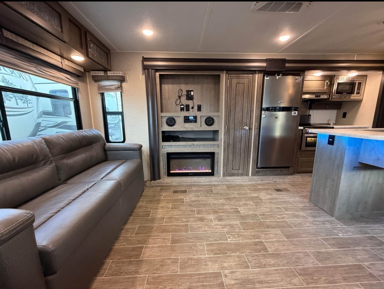 2020 Palomino Puma 31RLQS Travel Trailer thumbnail 6