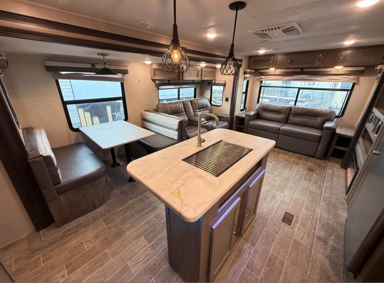 2020 Palomino Puma 31RLQS Travel Trailer thumbnail 7