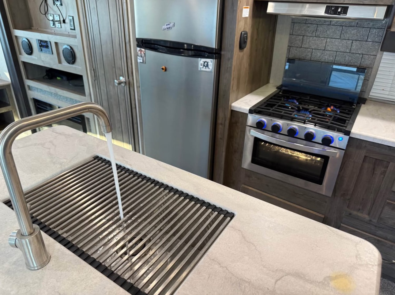 2020 Palomino Puma 31RLQS Travel Trailer thumbnail 10