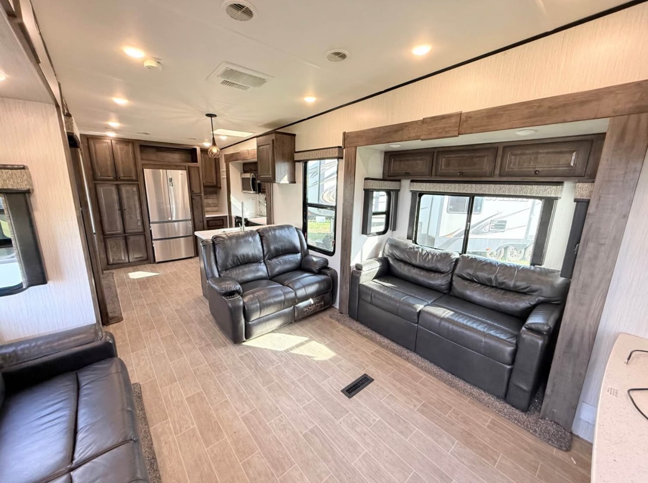 2021 Heartland BigHorn 39RK Fifth Wheel thumbnail 5