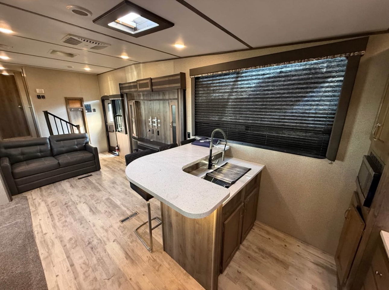 2020 Keystone Sprinter Limited 3551 Fifth Wheel thumbnail 2