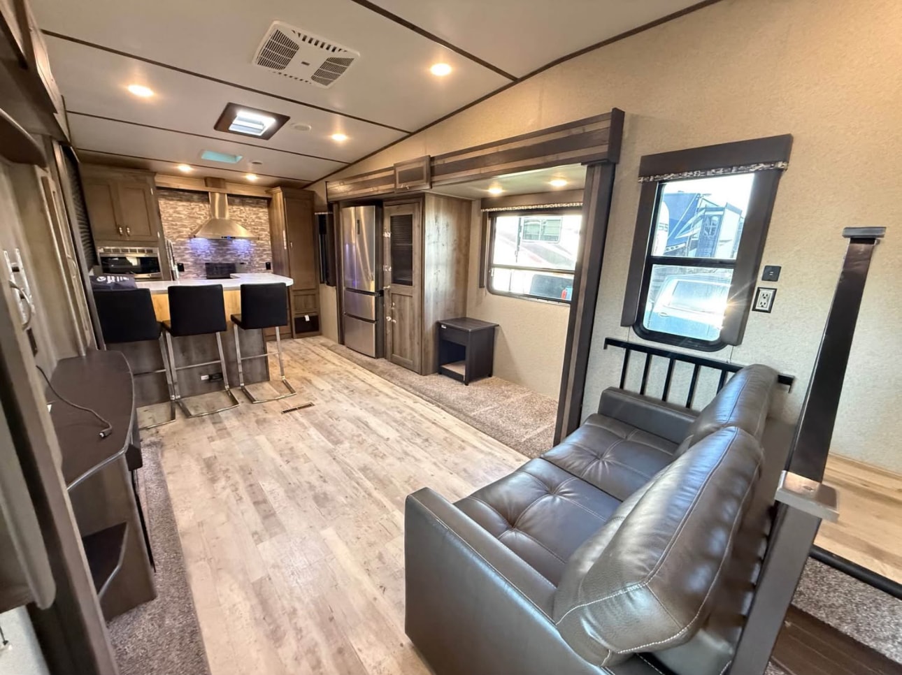 2020 Keystone Sprinter Limited 3551 Fifth Wheel thumbnail 5