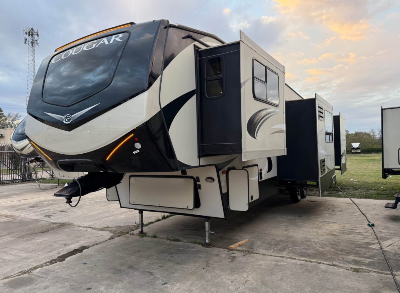 2018 Forest River Cougar 367FLS Fifth Wheel thumbnail 2
