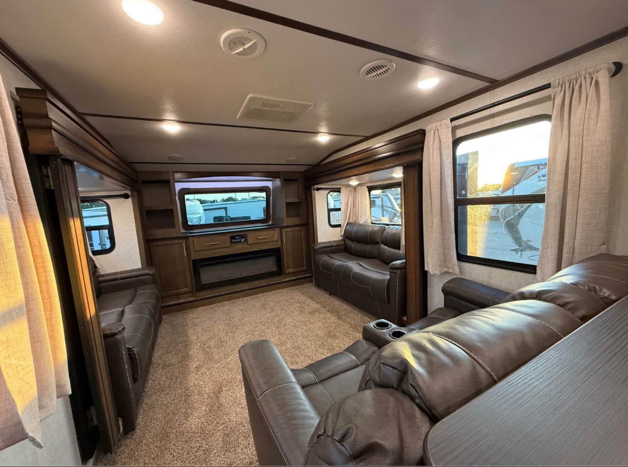 2018 Forest River Cougar 367FLS Fifth Wheel thumbnail 3
