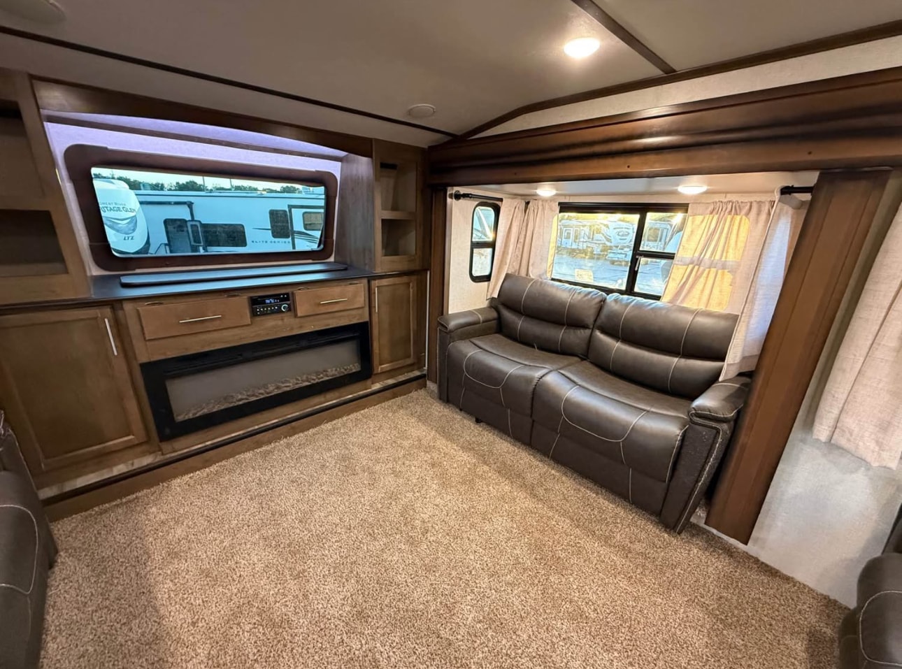 2018 Forest River Cougar 367FLS Fifth Wheel thumbnail 4