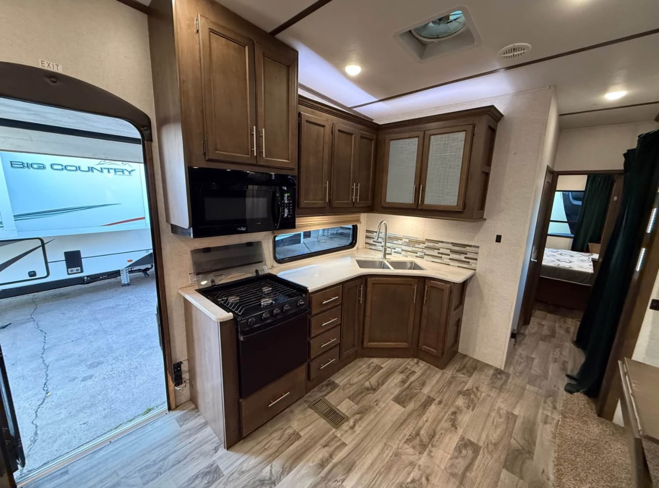 2018 Forest River Cougar 367FLS Fifth Wheel thumbnail 8