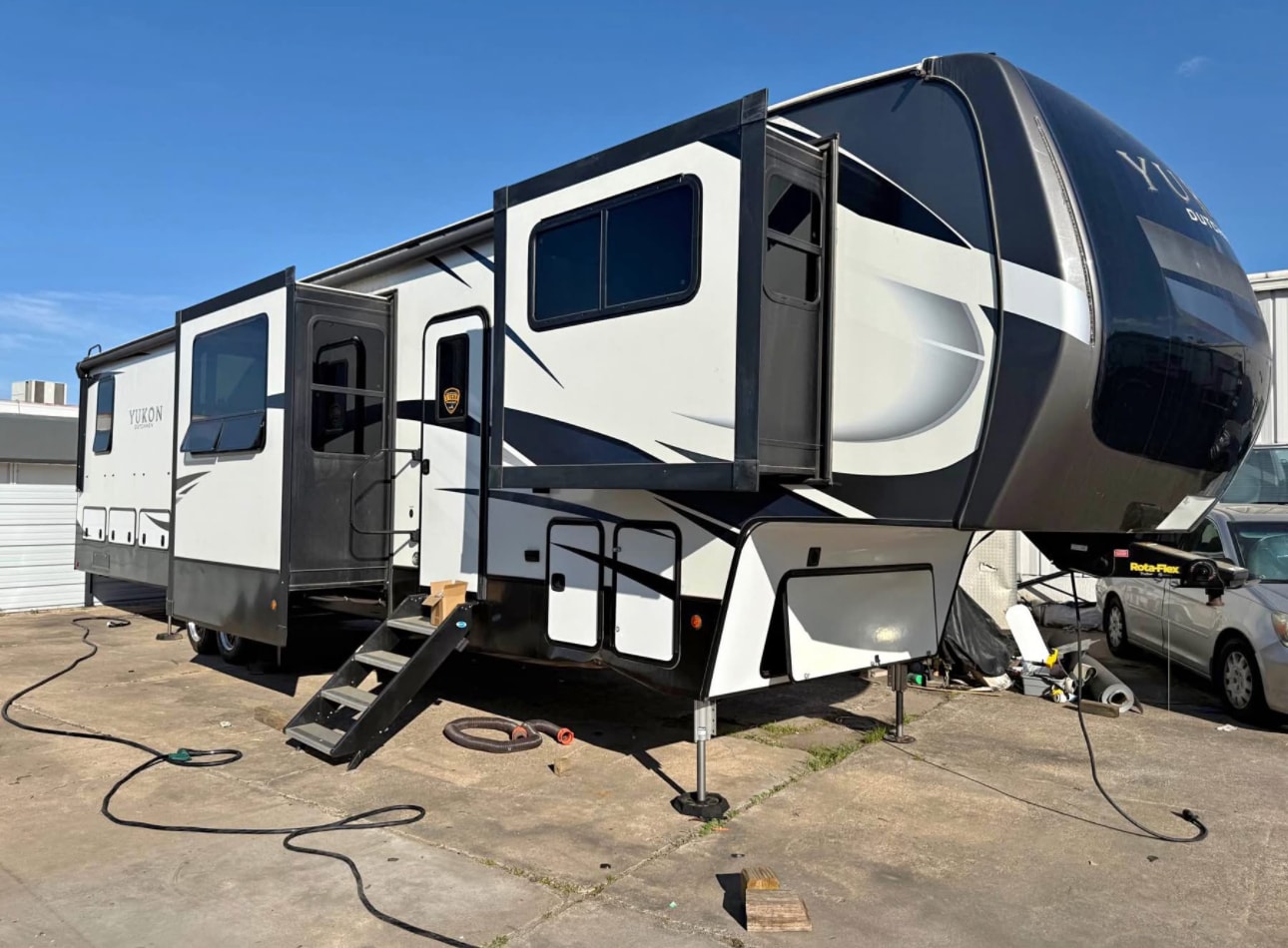 2021 Yukon Dutchmen 421FL Fifth Wheel thumbnail 2
