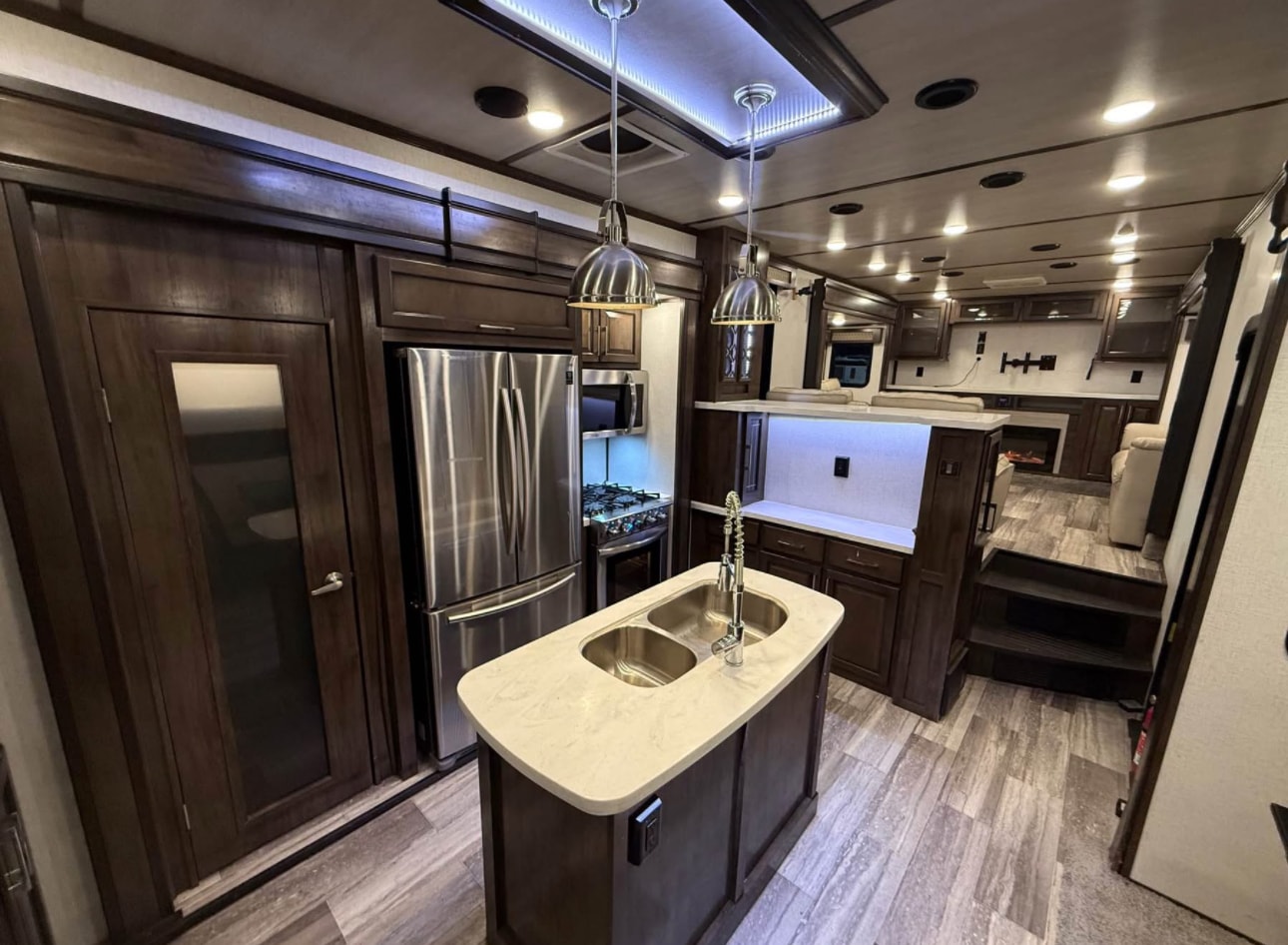 2021 Yukon Dutchmen 421FL Fifth Wheel thumbnail 6