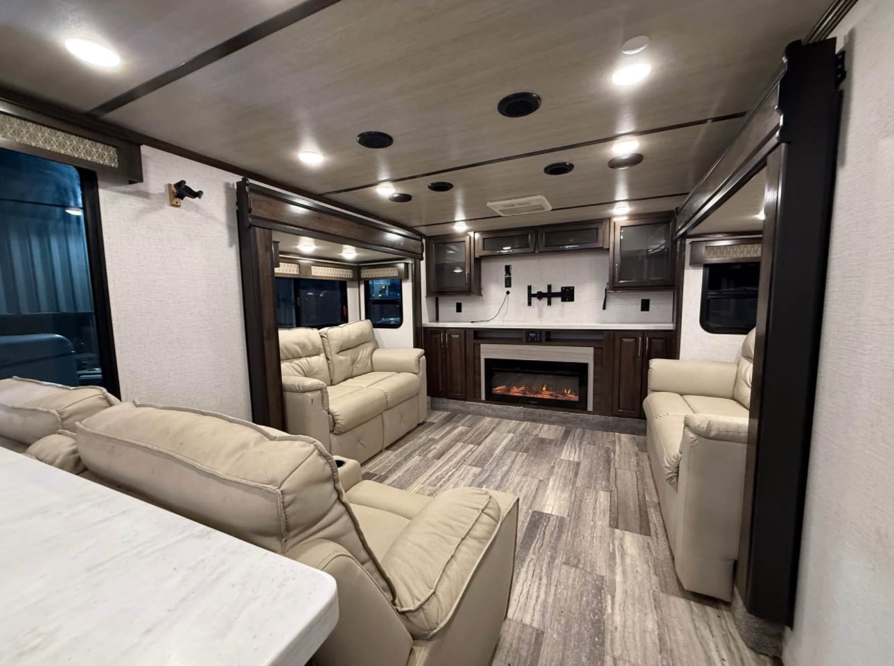2021 Yukon Dutchmen 421FL Fifth Wheel thumbnail 7