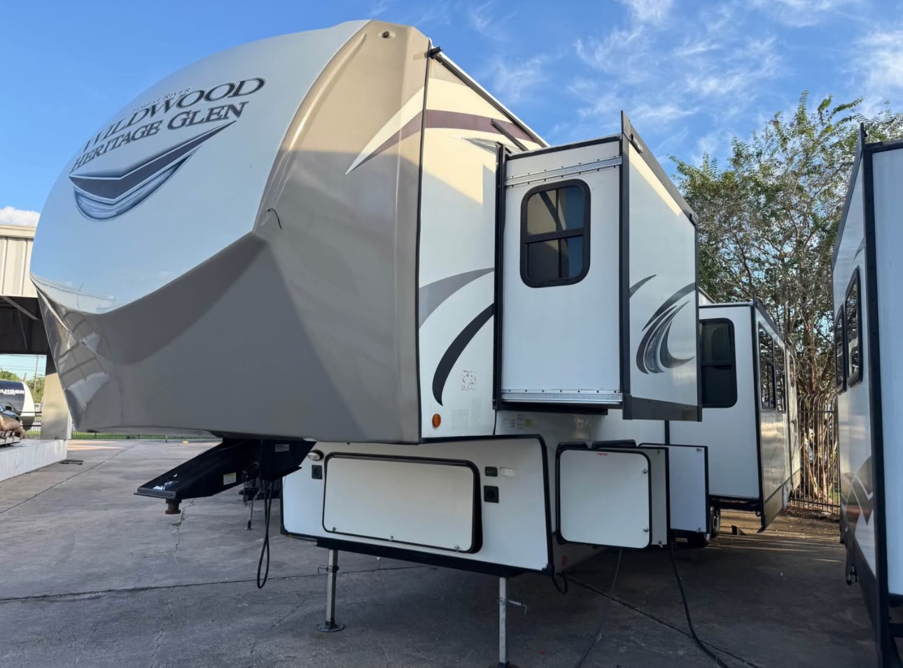 2021 Wildwood Heritage Glen 356QB Fifth Wheel thumbnail 10