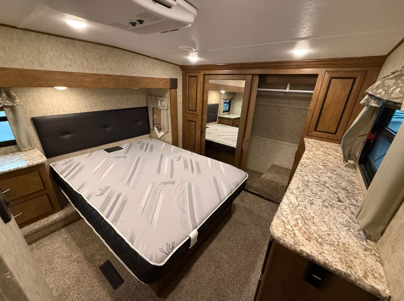 2018 Forest River Wildcat 383MB Fifth Wheel thumbnail 13