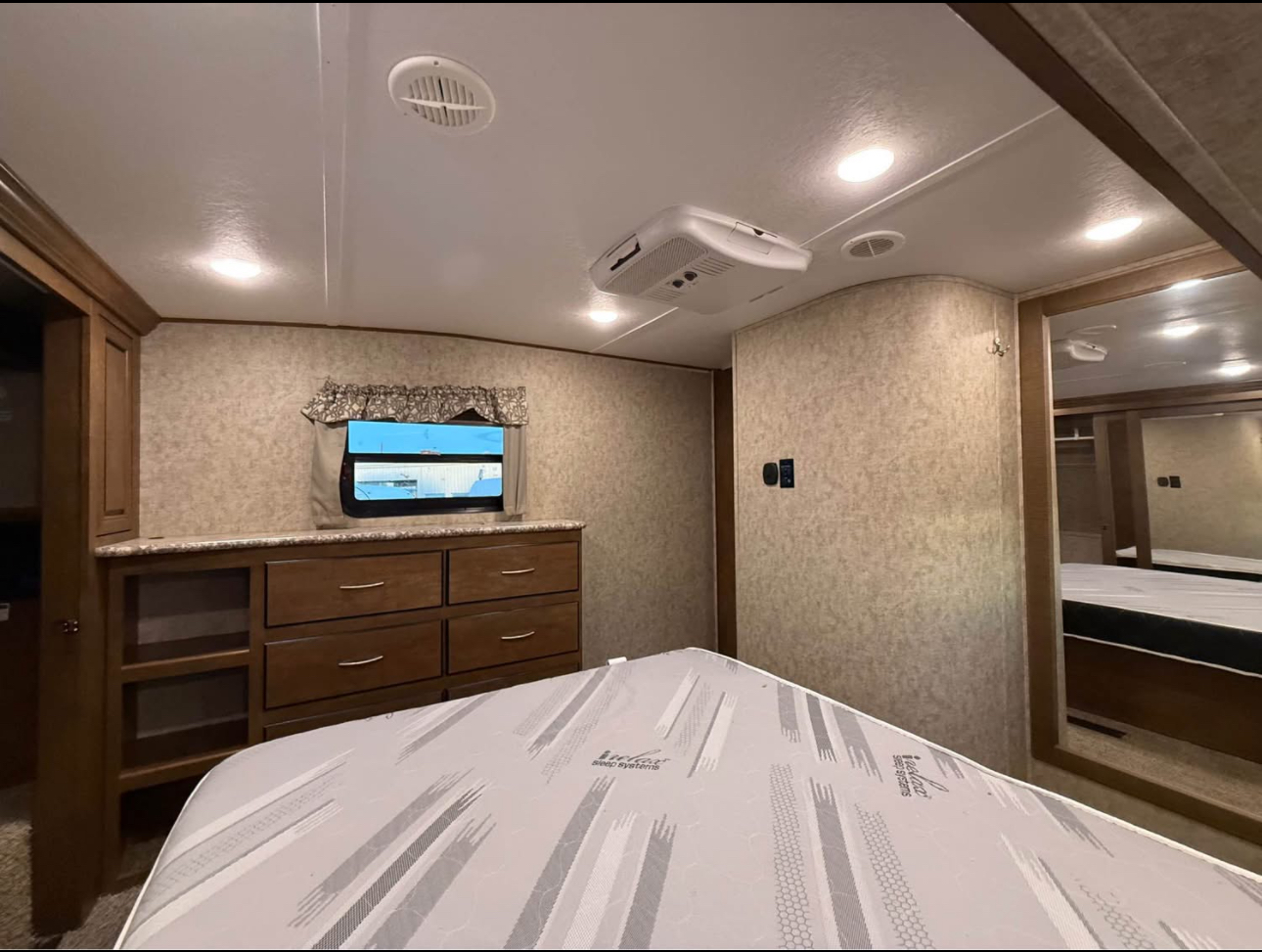 2018 Forest River Wildcat 383MB Fifth Wheel thumbnail 14