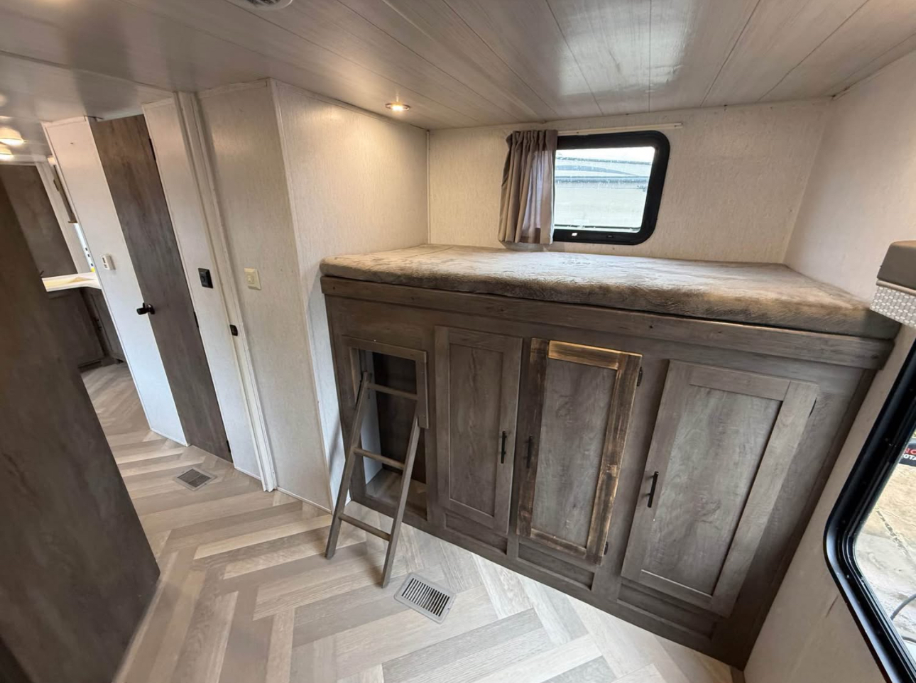 2022 Forest River Wildwood 33TS Travel Trailer thumbnail 13