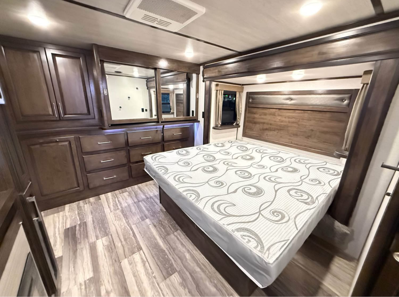 2021 Yukon Dutchmen 421FL Fifth Wheel thumbnail 15