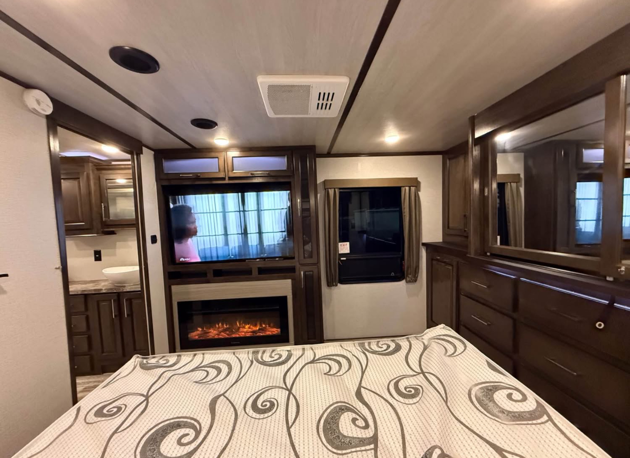 2021 Yukon Dutchmen 421FL Fifth Wheel thumbnail 14