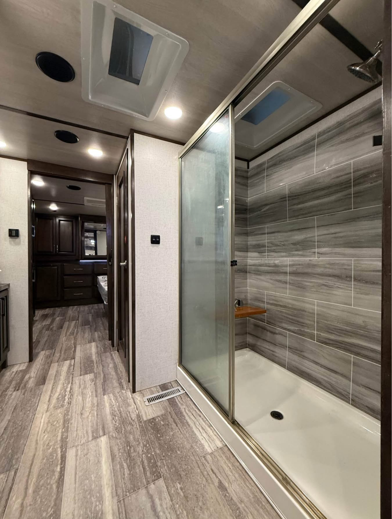 2021 Yukon Dutchmen 421FL Fifth Wheel thumbnail 16