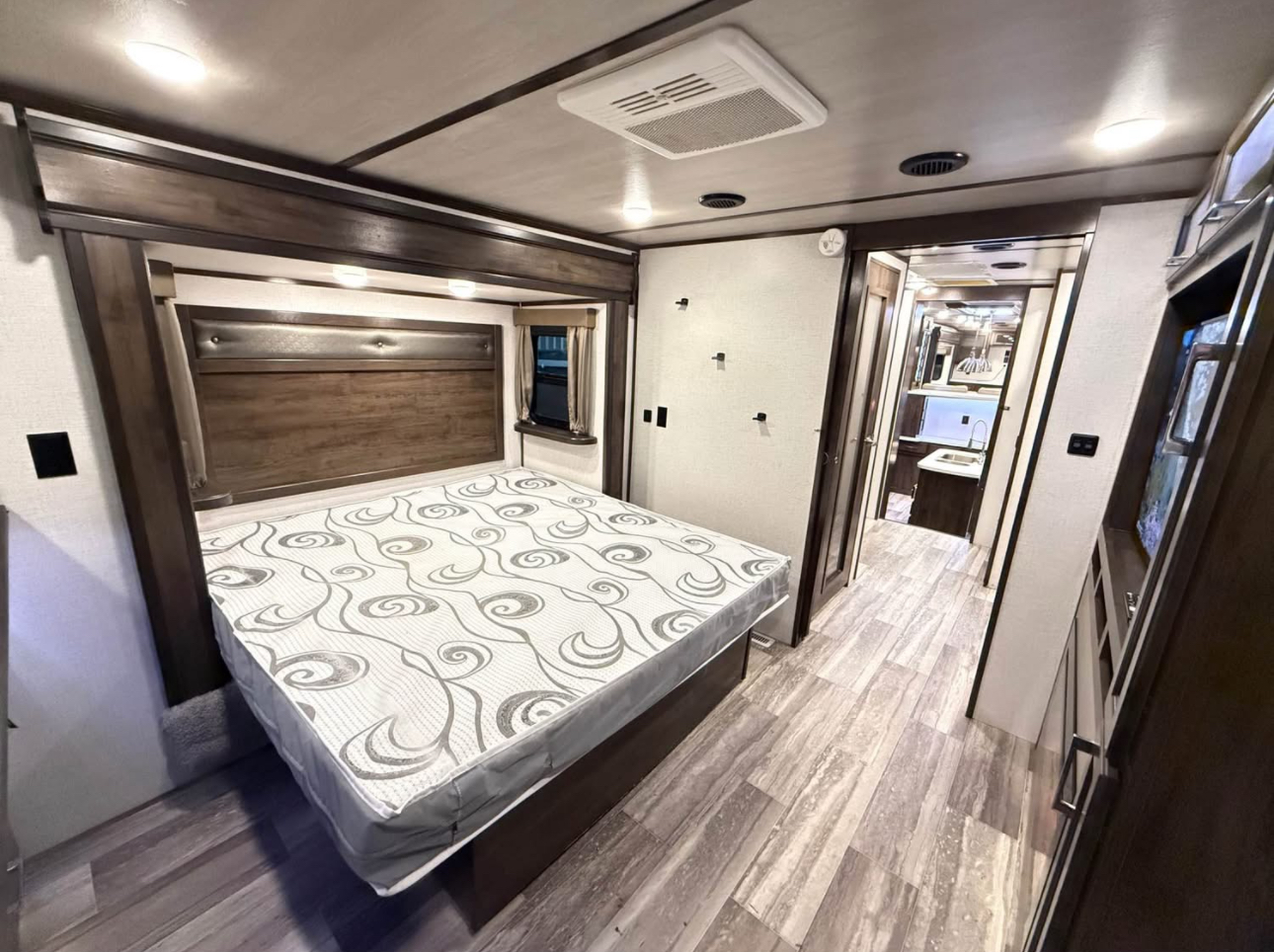 2021 Yukon Dutchmen 421FL Fifth Wheel thumbnail 12
